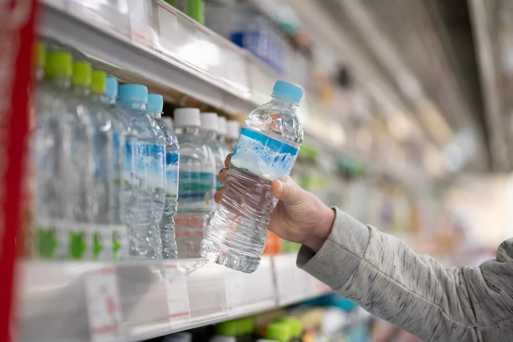 Бутылки питьевой воды на полке магазина